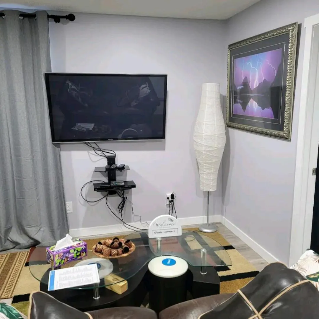 Apartment One Bedroom Basement Suite With Separate Entrance Near Airport Calgary